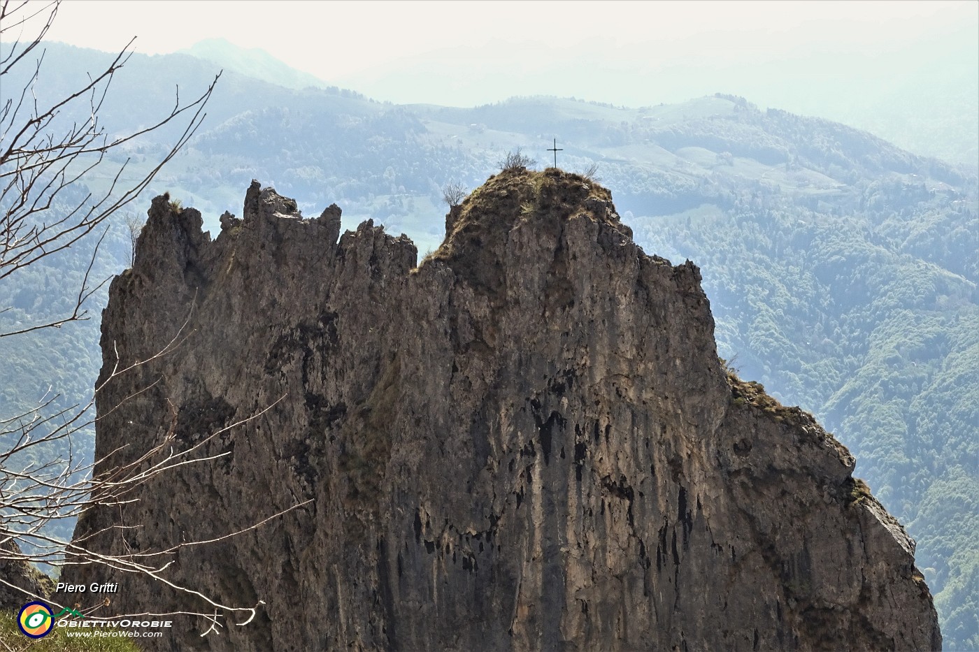 40 Zoom sulla cima della Corna Torella con croce.JPG